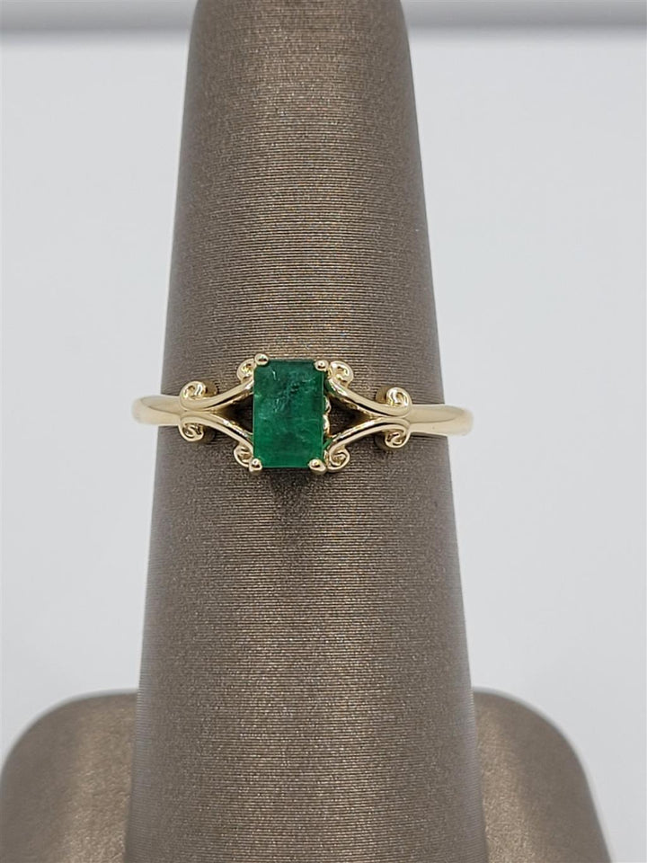 10K Yellow Gold Fashion Emerald Gemstone Ring