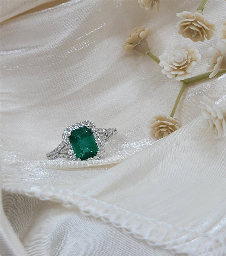 14K White Gold Fashion Emerald & Diamonds Gemstone Ring