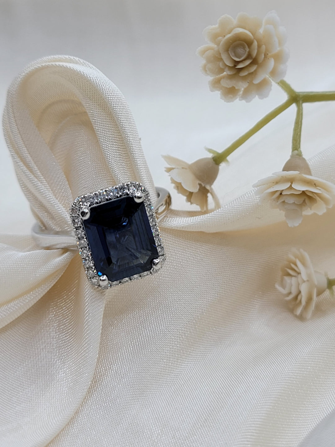 14K White Gold Classic Sapphire & Diamonds Gemstone Ring