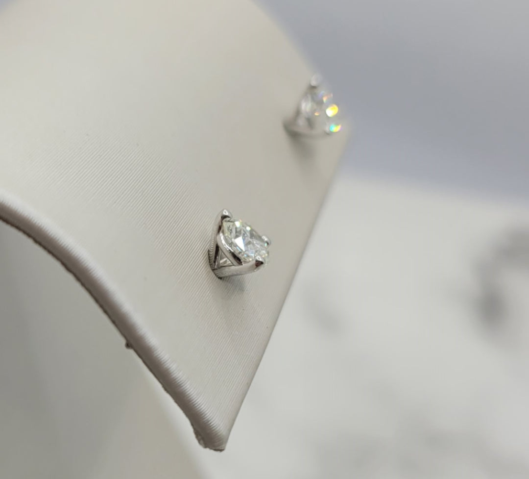14K White Gold 0.82 Twt Round Cut Diamond Stud Earrings
