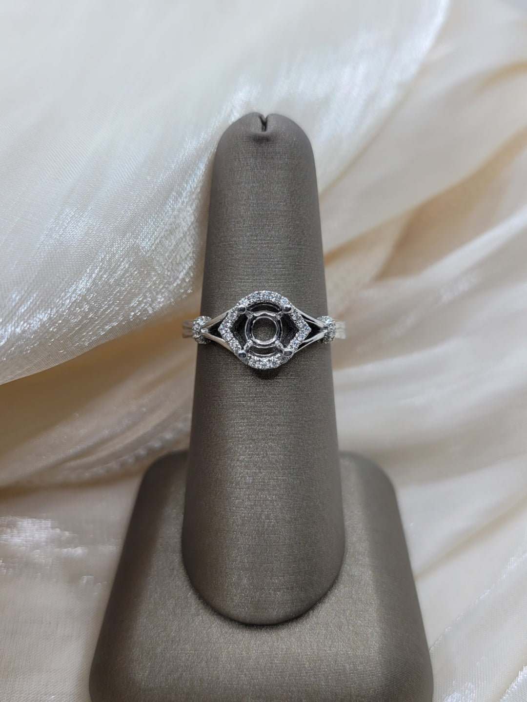 18K White Gold Halo Diamond Mounting Ring