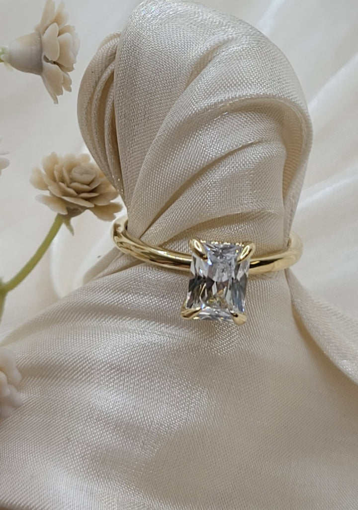 14K Yellow Gold Emerald Cut Diamond Engagement Ring Mounting