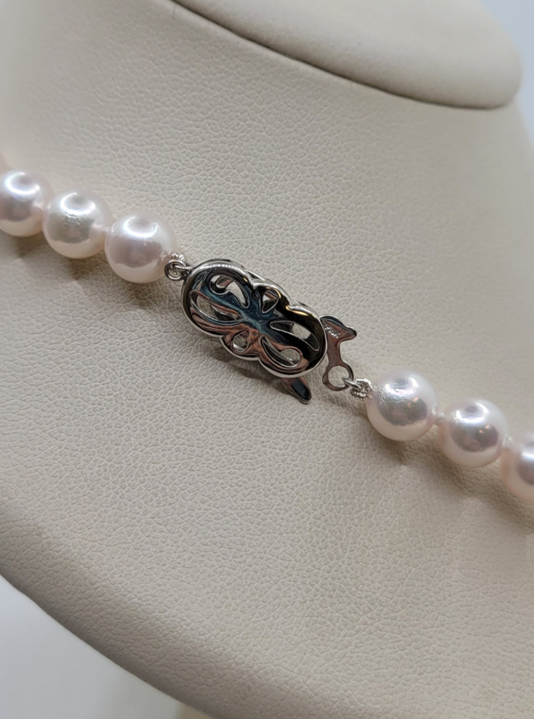 18" 18K White Gold Large Royal Clasp 7-7.5mm High-Shine Japanese Cultured Pearl Necklace