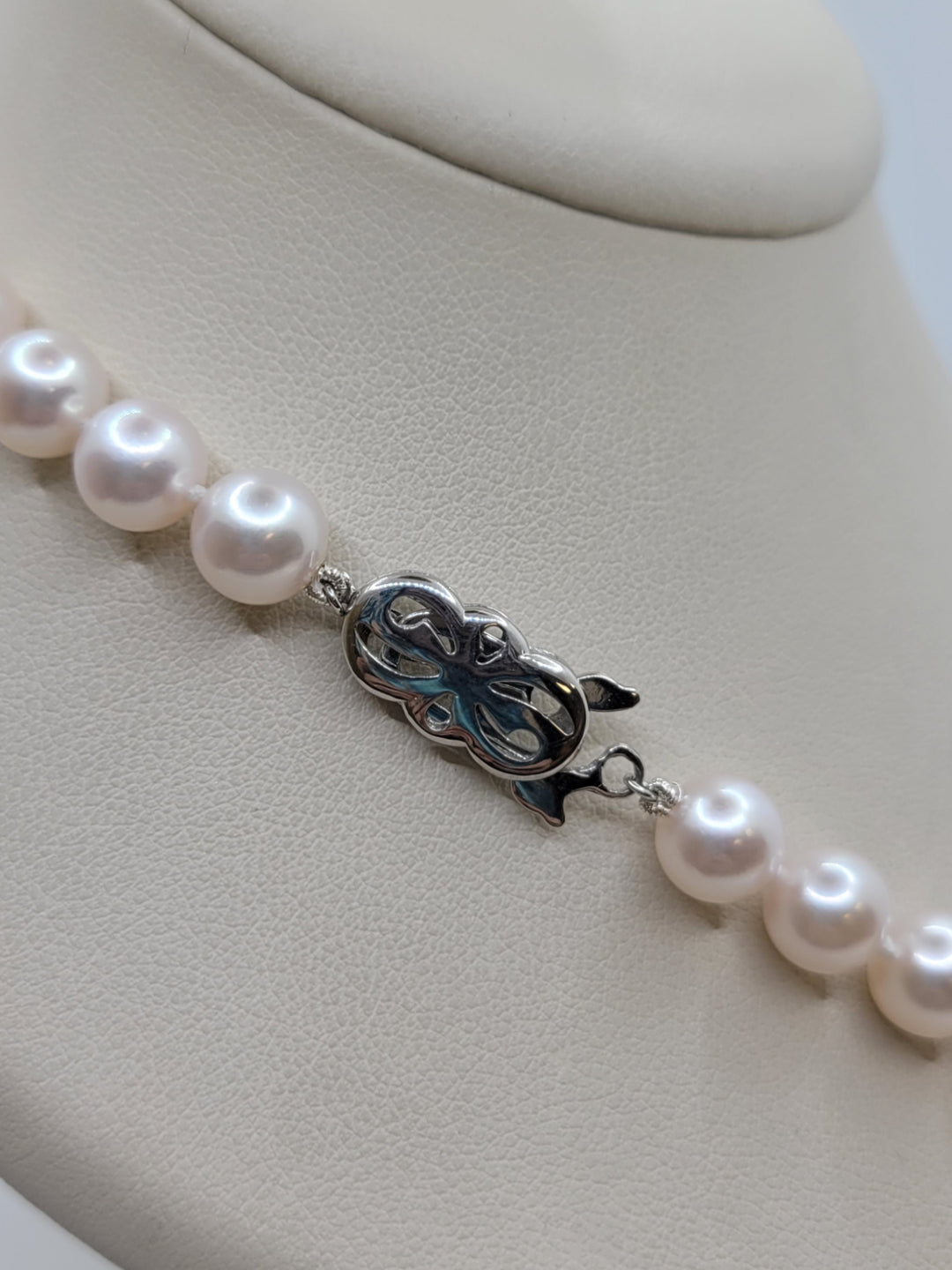 18" 18K White Gold Large Royal Clasp 7.5-8mm Japanese Cultured Pearl Necklace