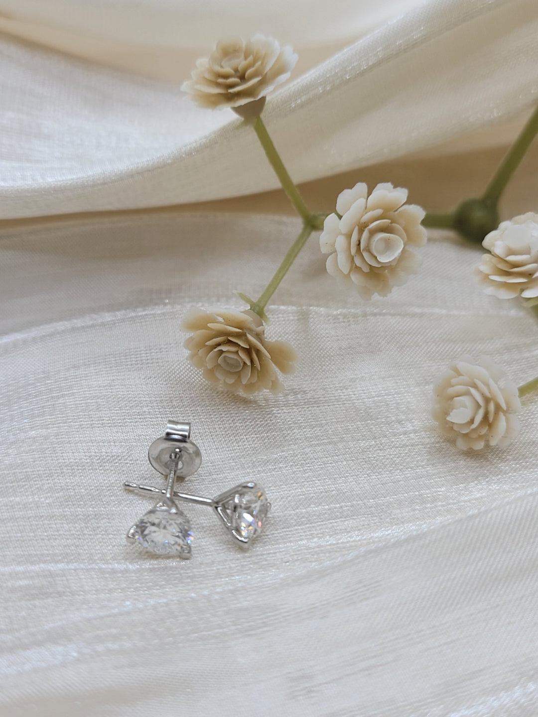 14K White Gold 1.10 Twt Round Cut Lab Grown Stud Earrings