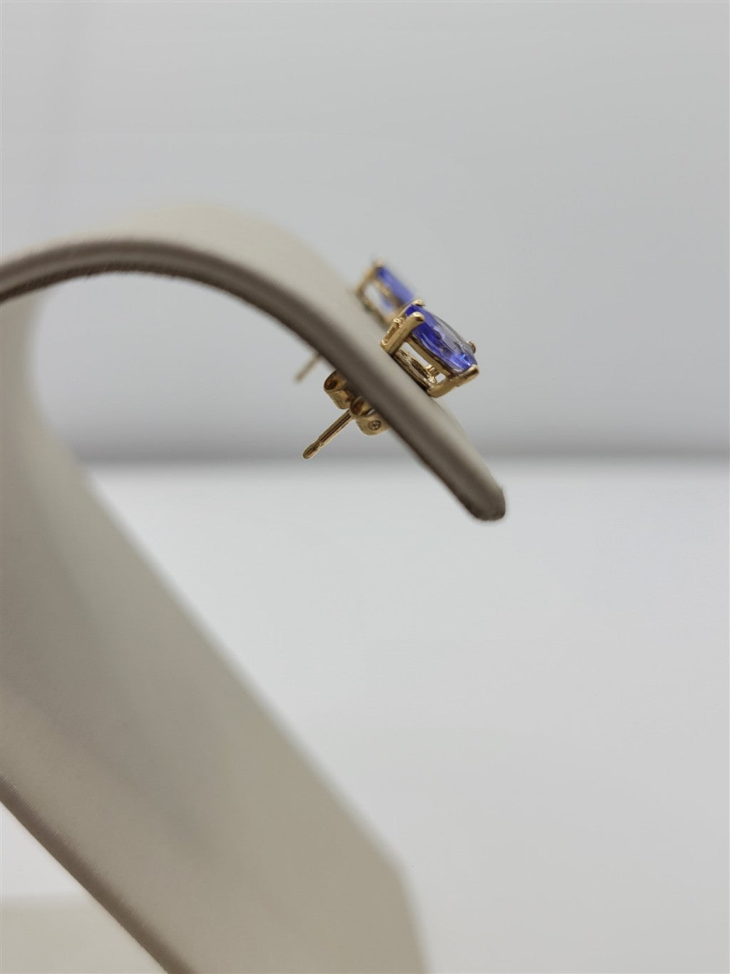 14K Yellow Gold Tanzanite Stud Fashion Earrings