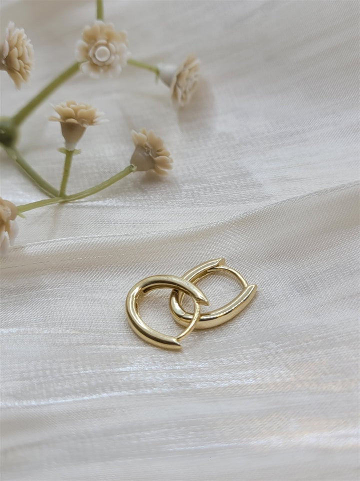 14K Yellow Gold Polished Oval Hinged Huggie Hoop Earrings