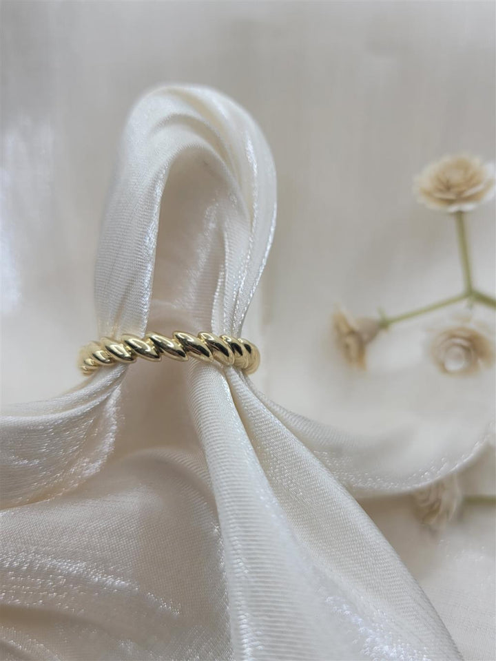 14K Yellow Gold Tilted Leaf Fashion Ring