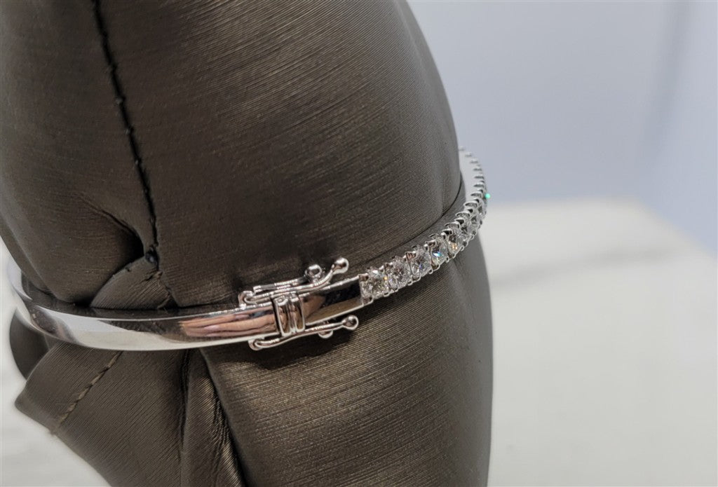 18K White Gold 200. ctw Round cut Diamond Bangle Bracelet