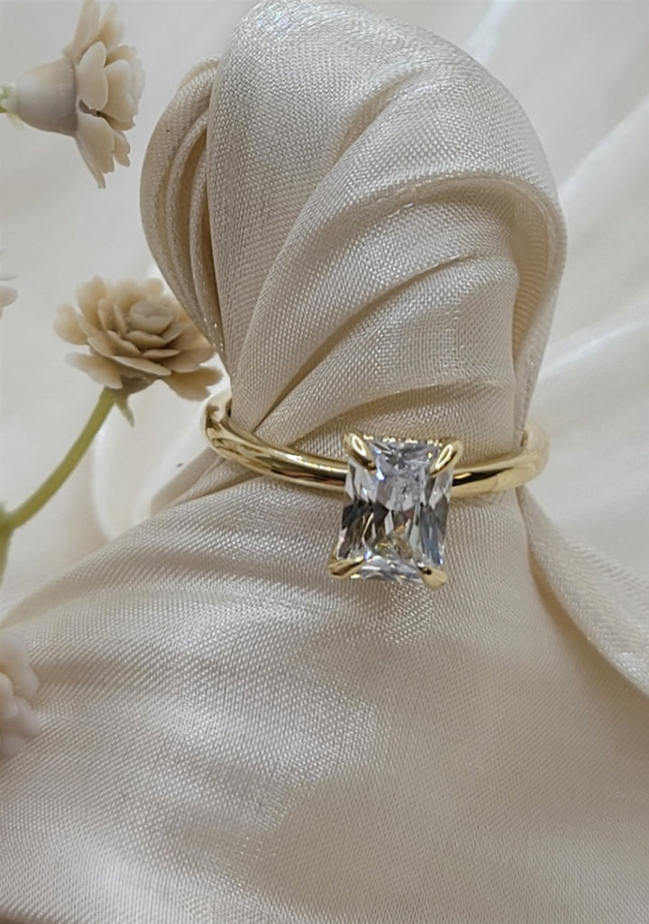 14K Yellow Gold Emerald Cut Diamond Engagement Ring Mounting