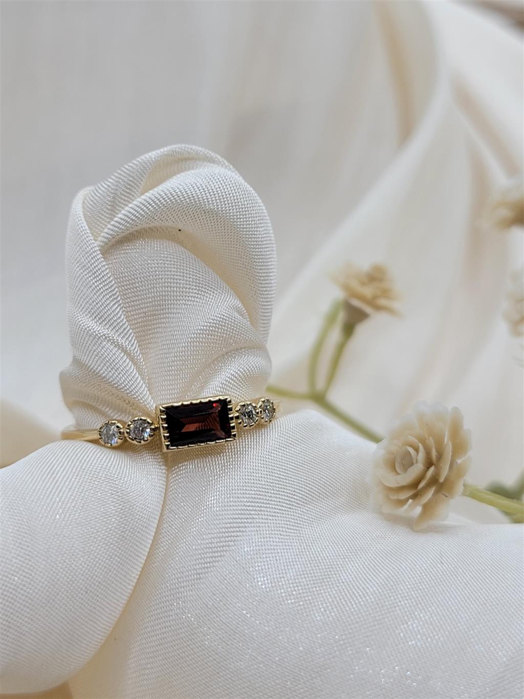 14K Yellow Gold Fashion Garnet & Diamonds Gemstone Ring