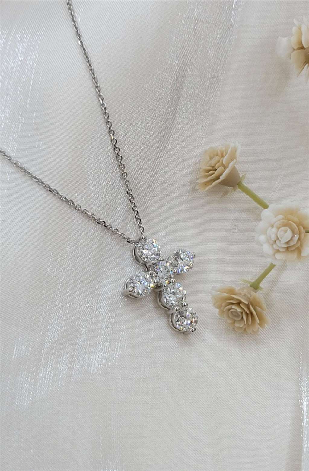 15.5" 14K White Gold Diamond Cross Pendant Necklace
