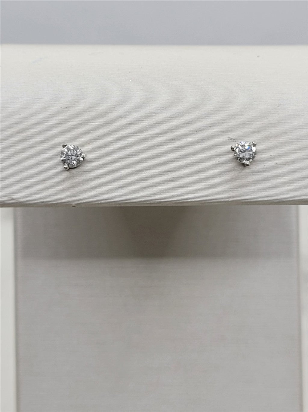14K White Gold 0.15 Twt Round Diamond Stud Earrings