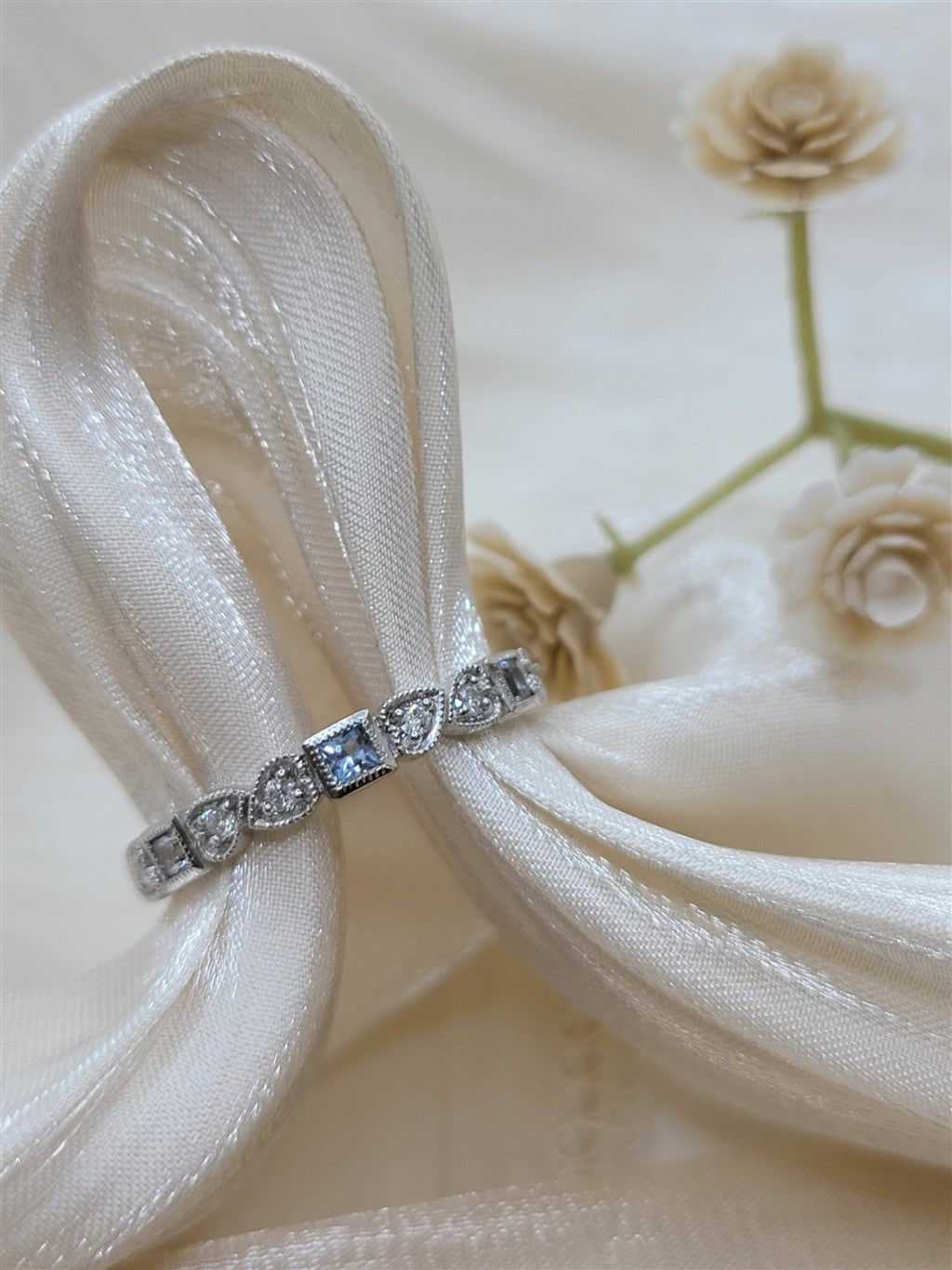 10k White Gold Aquamarine & Diamonds Gemstone Ring