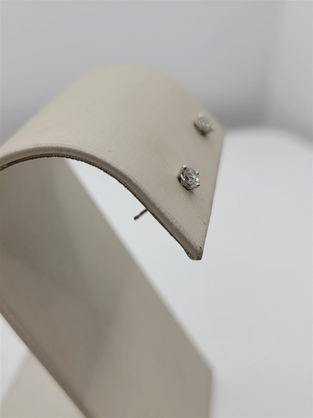 14K White Gold 0.34 Twt Round Cut Diamond Stud Earrings