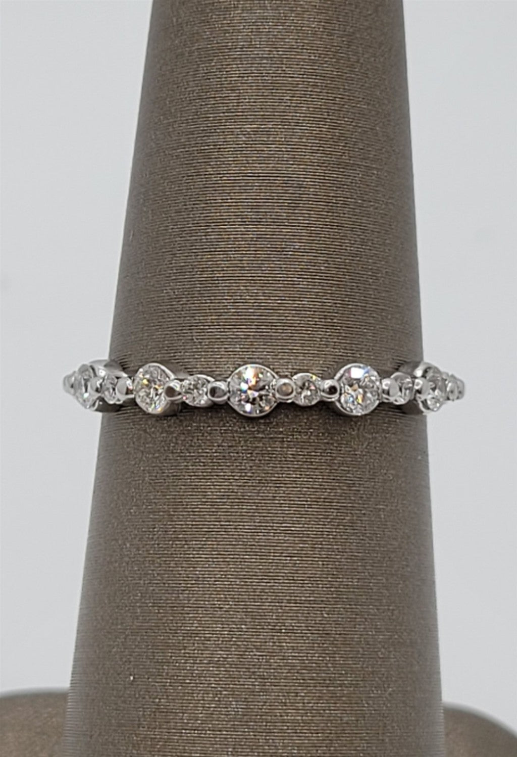 10K White Gold Single-Prong Diamond Wedding Band