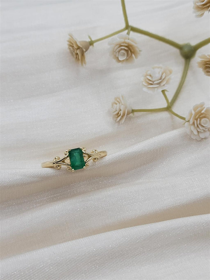 10K Yellow Gold Fashion Emerald Gemstone Ring