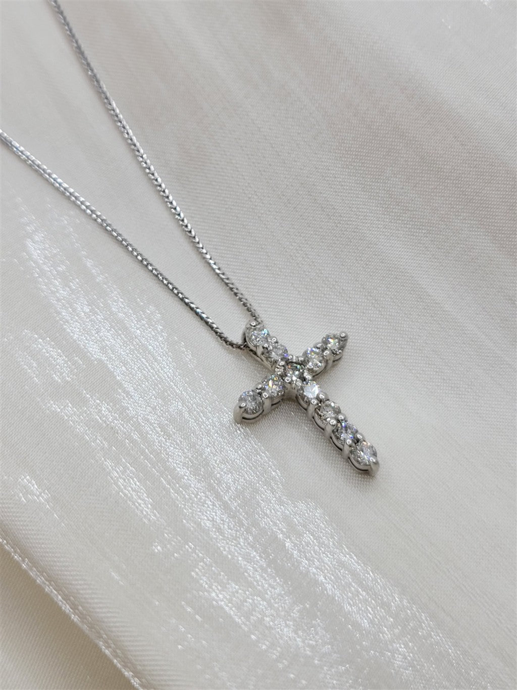 18" 14K White Gold .60 Twt Cross Pendant Necklace