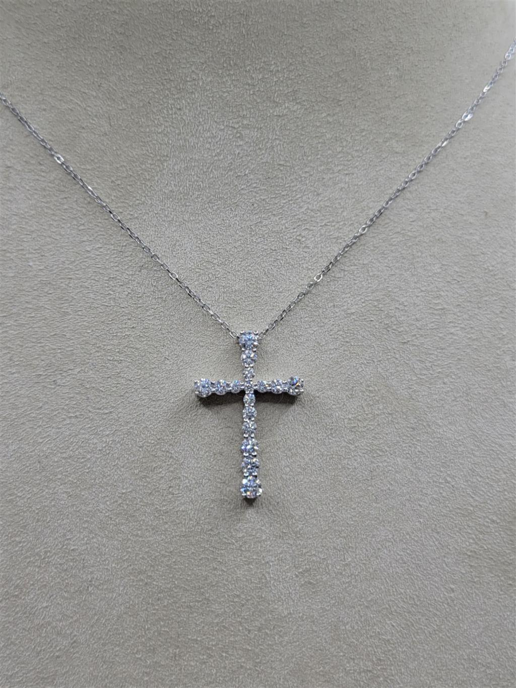 14K White Gold 0.50 Twt Round Cut Diamond Cross Necklace