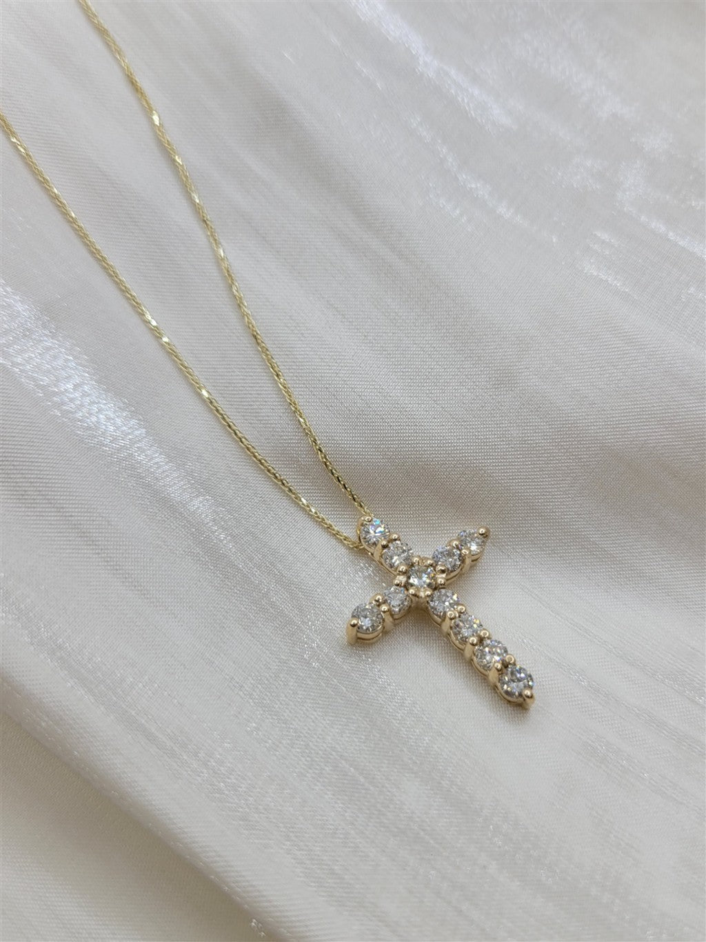 18" 14K Yellow Gold 1.00 Twt Cross Pendant Necklace