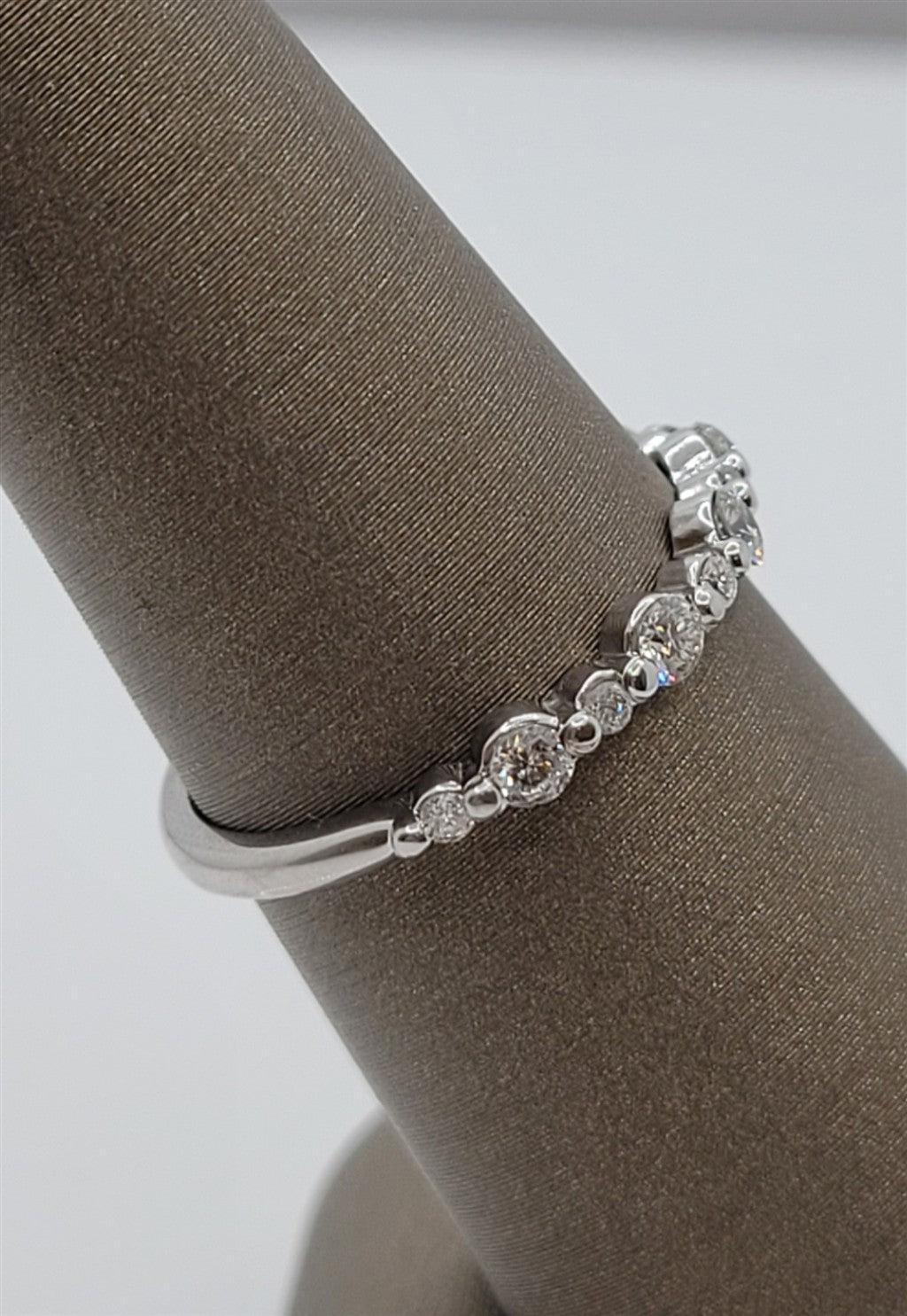 10K White Gold Single-Prong Diamond Wedding Band