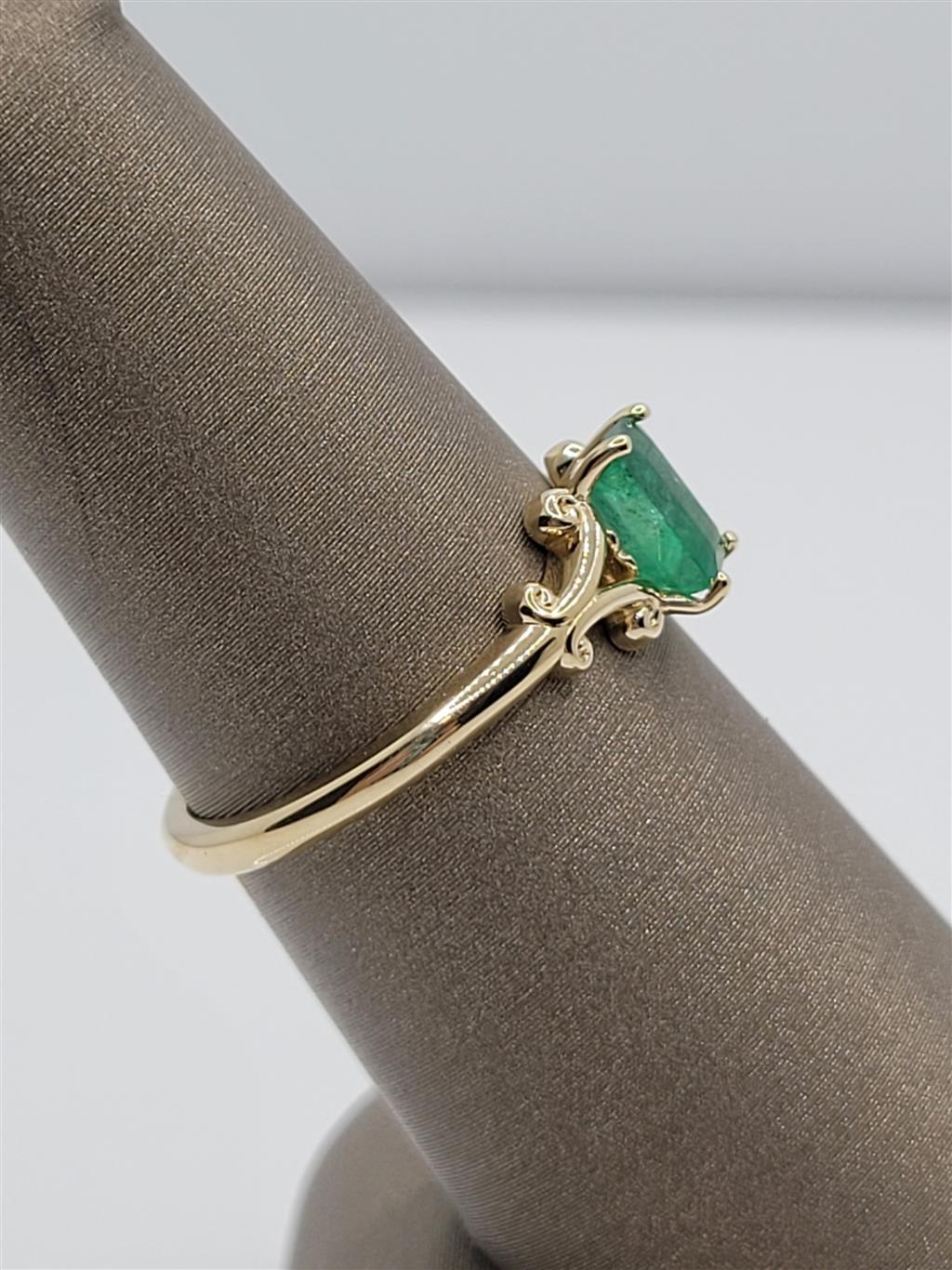 10K Yellow Gold Fashion Emerald Gemstone Ring