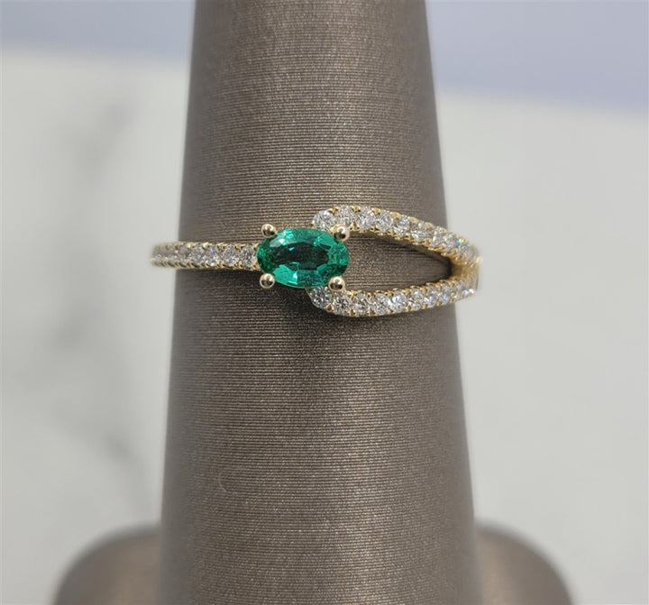 14K Yellow Gold Fashion Emerald Gemstone & Diamonds Ring