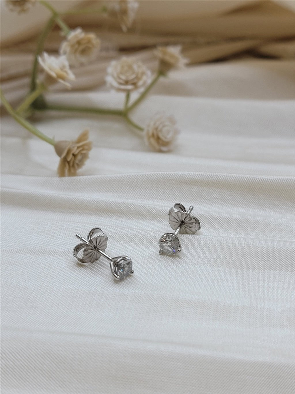 14K White Gold 0.47 Twt Round Cut Diamond Stud Earrings