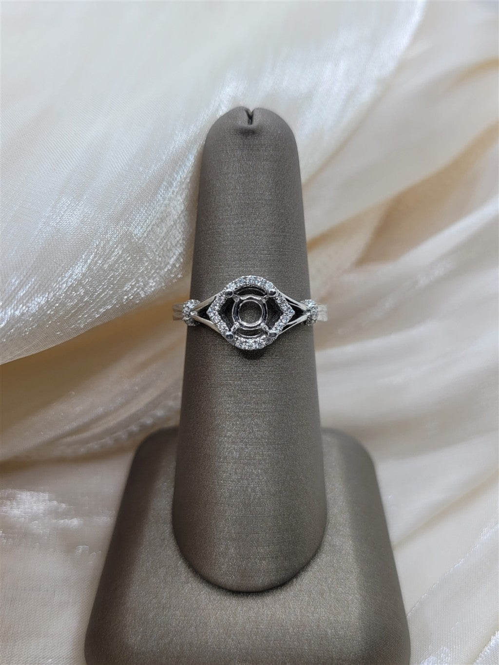 18K White Gold Halo Diamond Mounting Ring