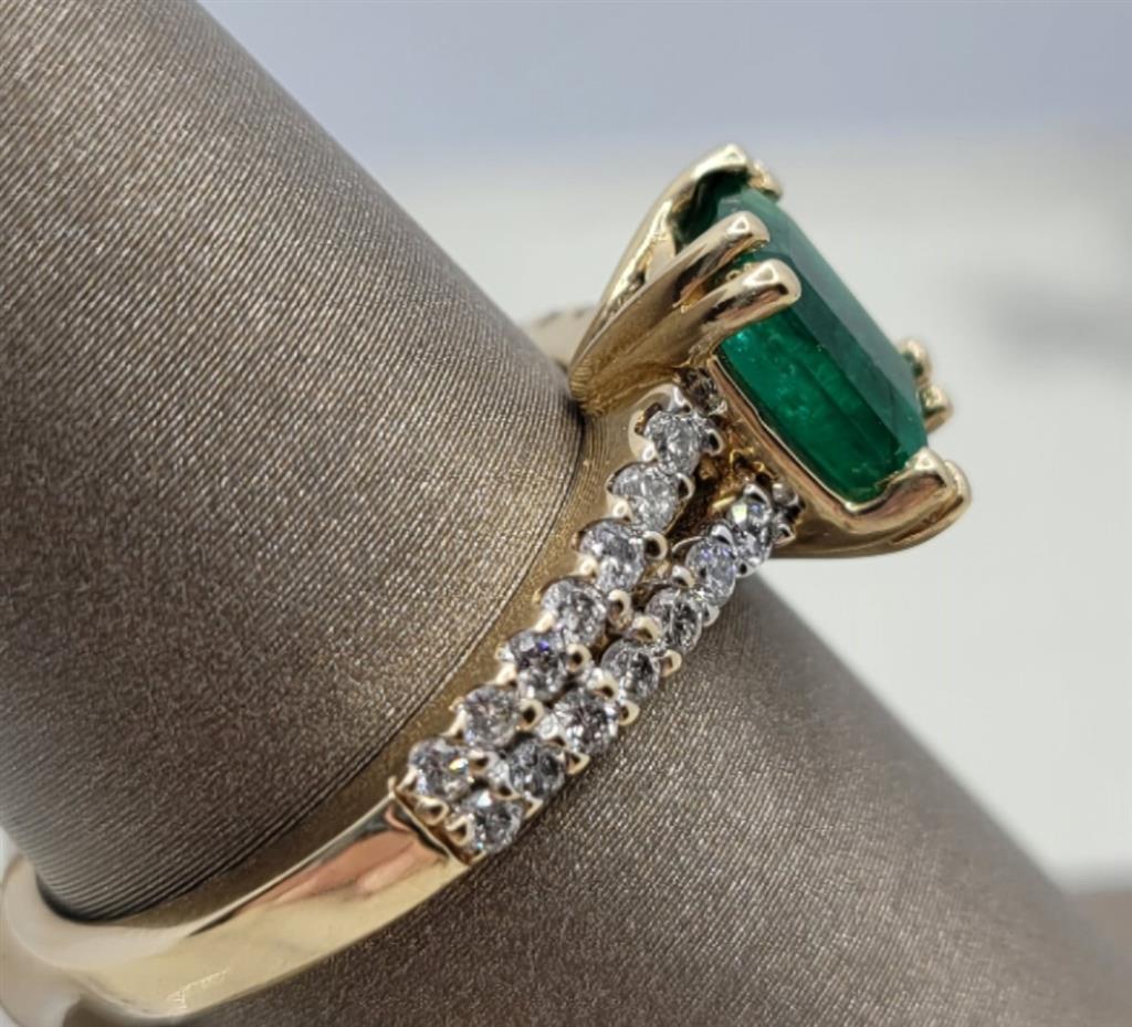 14K Yellow Gold Fashion Emerald & Diamonds Gemstone Ring